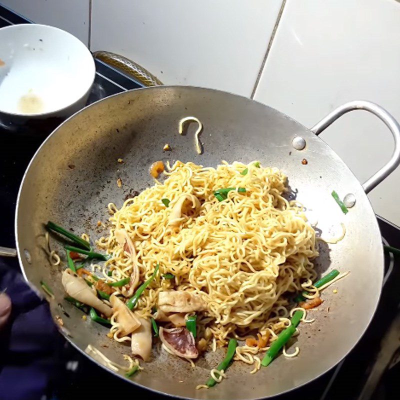 Step 4 Stir-fried noodles Stir-fried noodles with dried squid