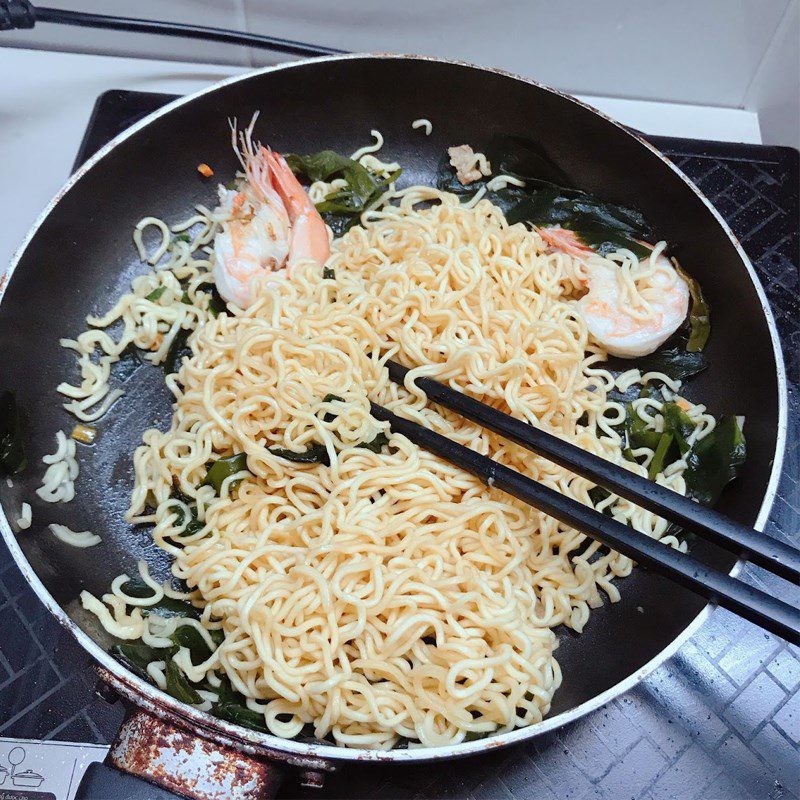 Step 5 Stir-frying noodles for seaweed fried noodles