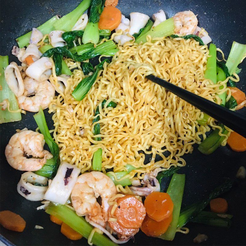 Step 4 Stir-fried instant noodles Seafood stir-fried instant noodles (recipe shared by user)