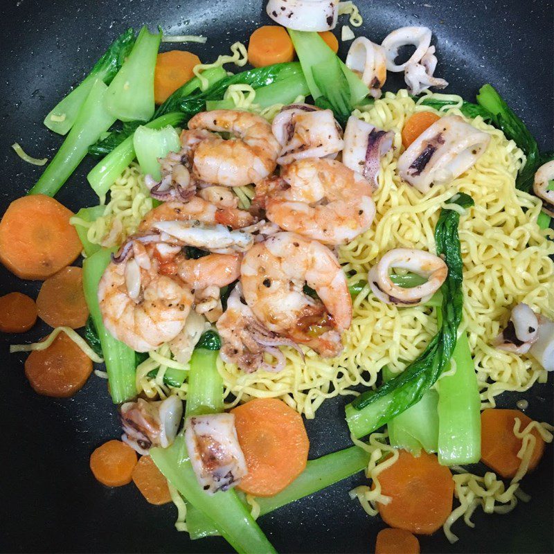 Step 4 Stir-fried instant noodles Seafood stir-fried instant noodles (recipe shared by user)