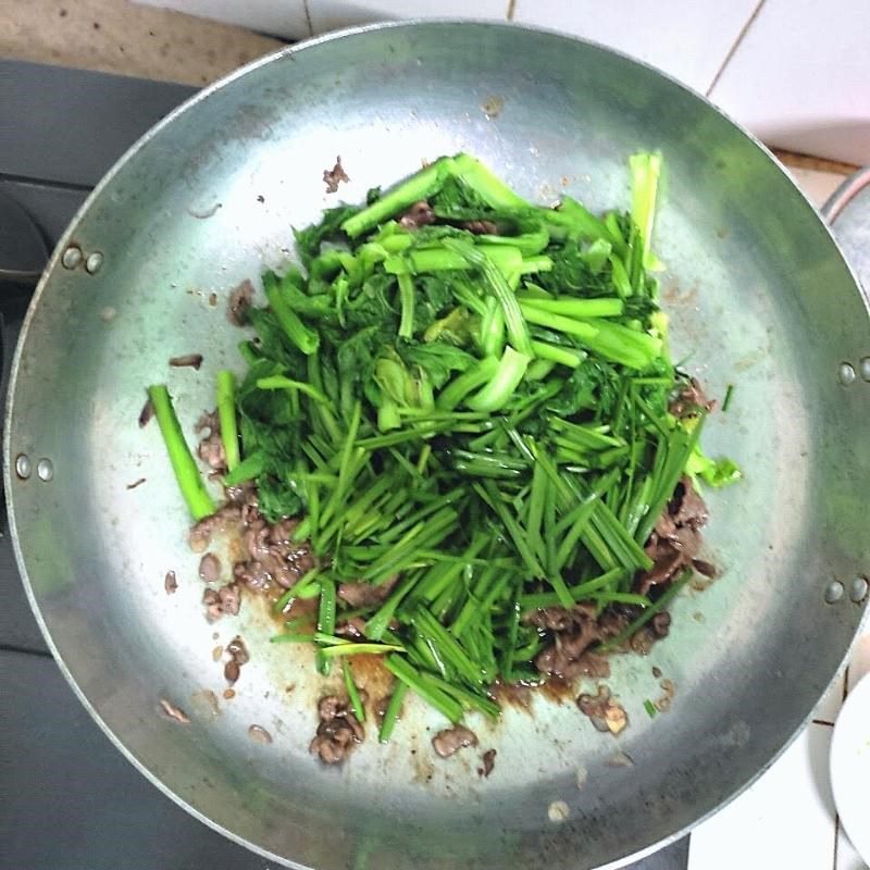 Step 4 Stir-fried egg noodles with beef Beef stir-fried egg noodles