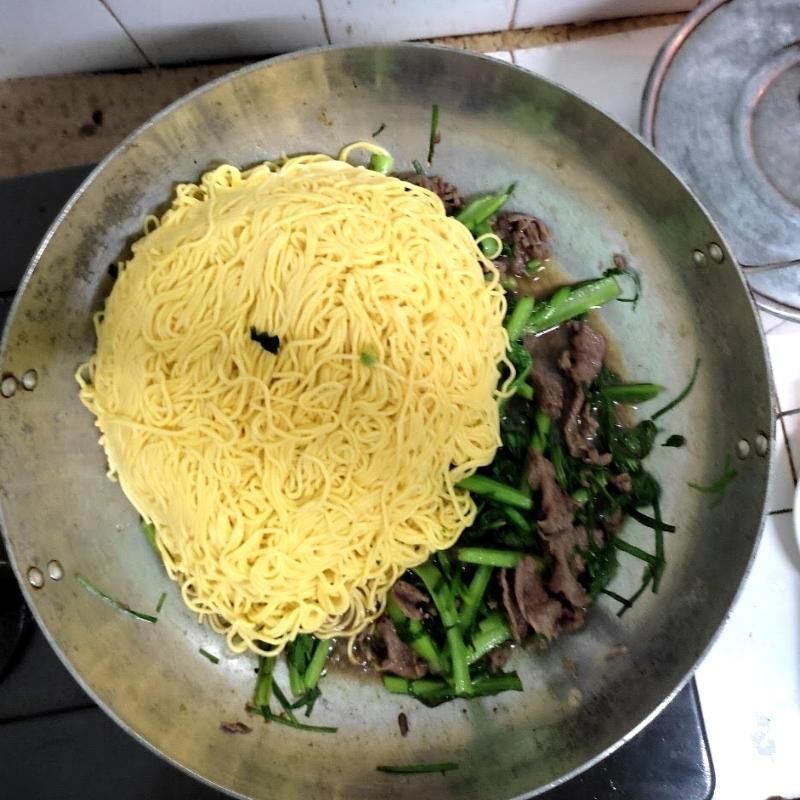 Step 4 Stir-fried egg noodles with beef Beef stir-fried egg noodles