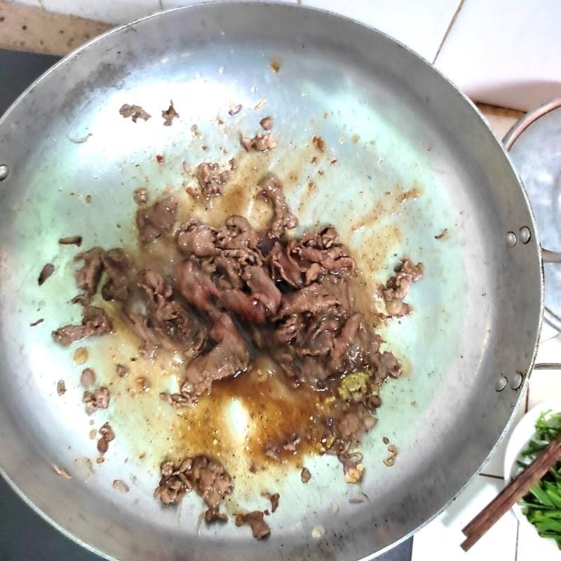 Step 4 Stir-fried egg noodles with beef Beef stir-fried egg noodles