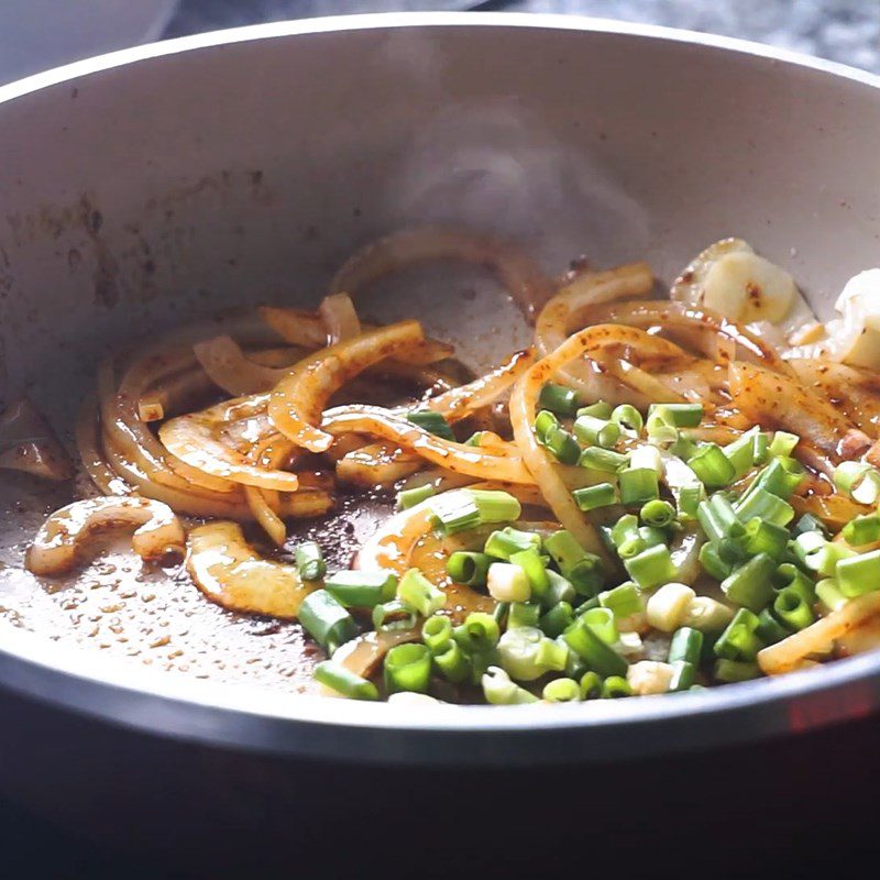 Step 3 Stir-fry the udon noodles Spicy udon stir-fry