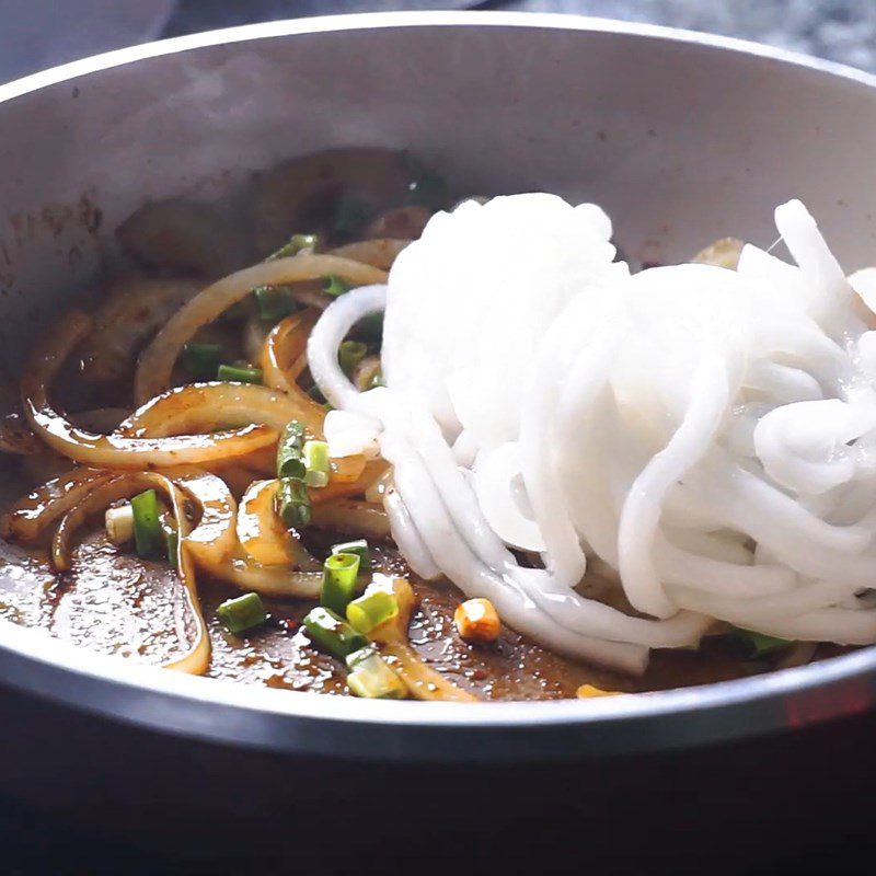 Step 3 Stir-fried udon noodles Spicy stir-fried udon noodles