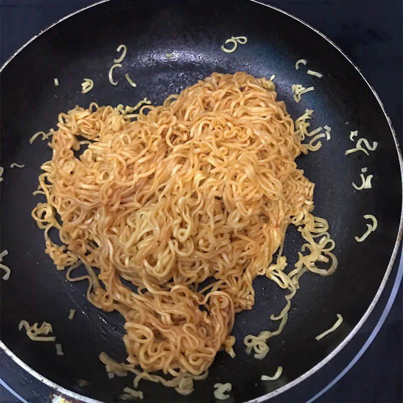 Step 3 Stir-fried noodles and fried eggs Stir-fried noodles with fried eggs