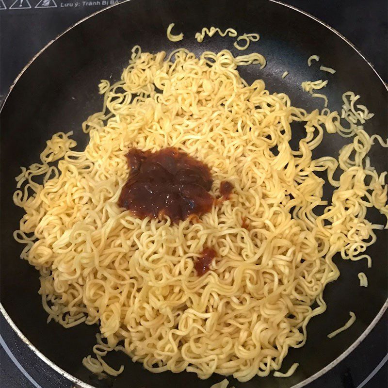 Step 3 Stir-fried noodles and fried eggs Stir-fried noodles with fried eggs