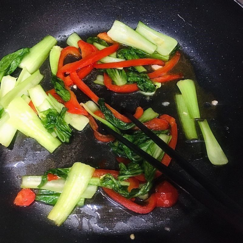 Step 4 Stir-fried noodles with seafood Seafood stir-fried noodles