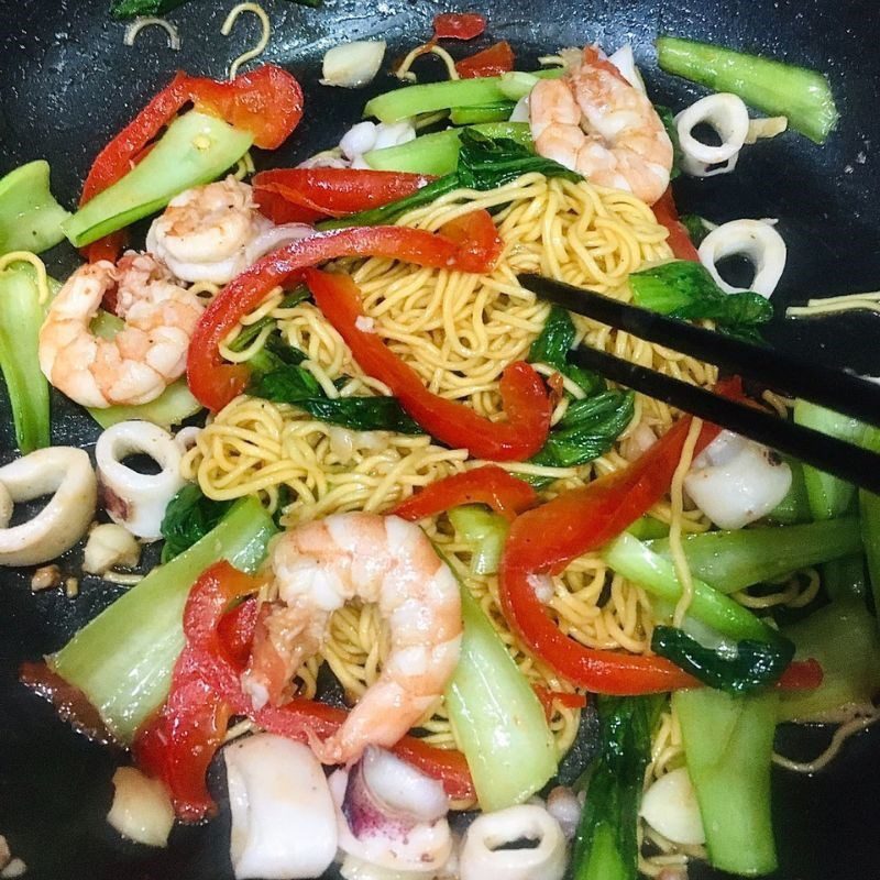 Step 4 Stir-fried noodles with seafood Seafood stir-fried noodles