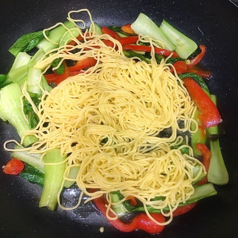 Step 4 Stir-fried noodles with seafood Seafood stir-fried noodles