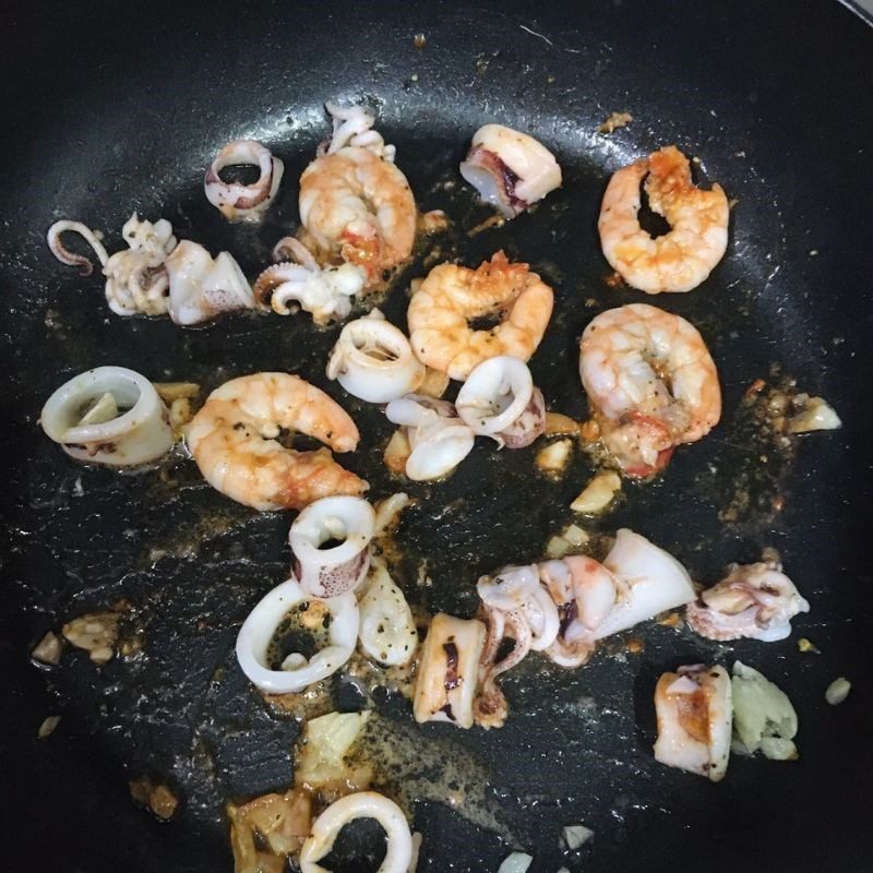 Step 4 Stir-fried noodles with seafood Seafood stir-fried noodles