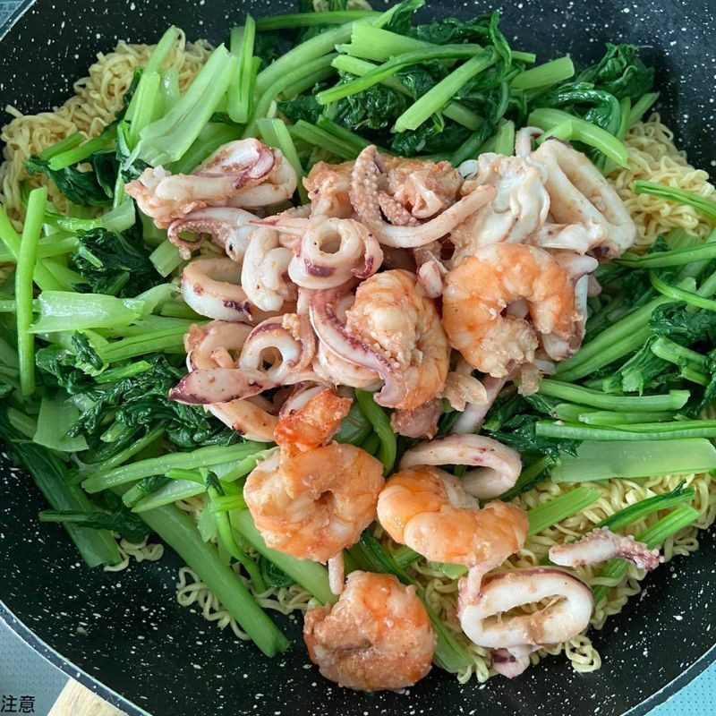 Step 4 Stir-fried noodles with shrimp and squid Stir-fried noodles with shrimp and squid