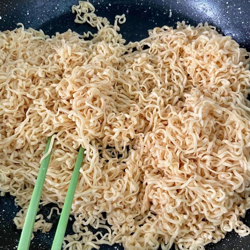 Step 4 Stir-fried noodles with shrimp and squid Stir-fried noodles with shrimp and squid