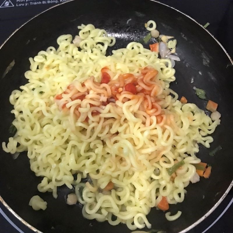 Step 4 Frying noodles Spicy fried noodles