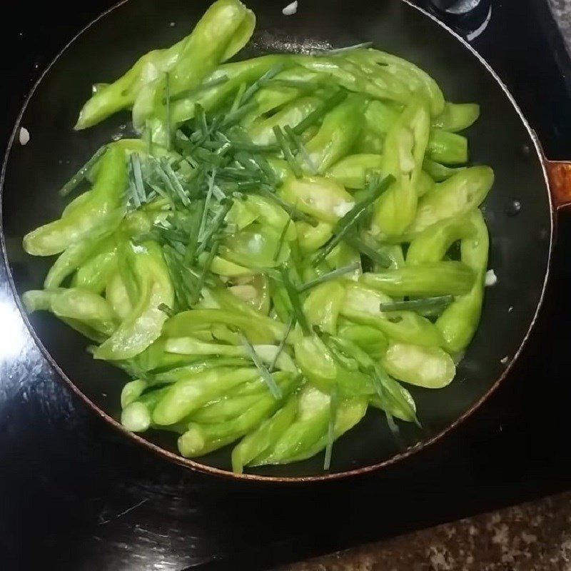 Step 2 Stir-fry squash with garlic Japanese squash stir-fried with garlic