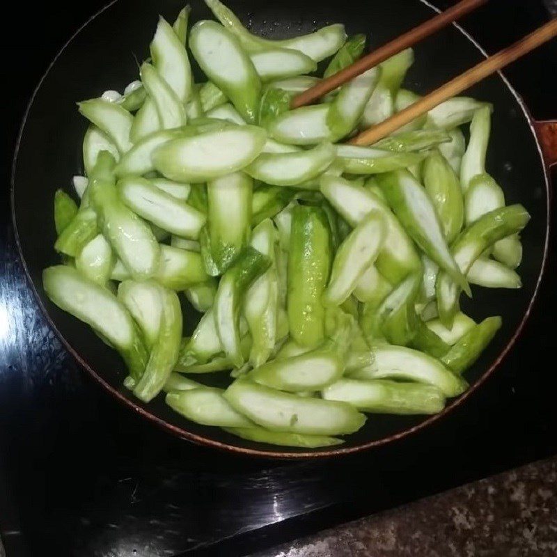 Step 2 Stir-fry squash with garlic Japanese squash stir-fried with garlic