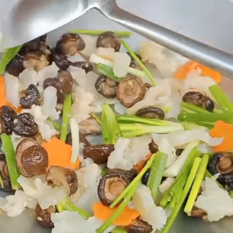 Step 3 Stir-fry the dish Beef tendon stir-fried with shiitake mushrooms