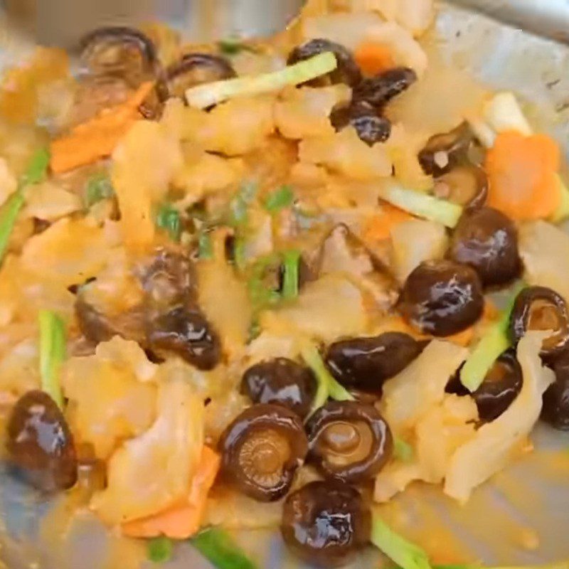 Step 3 Stir-fry the dish Beef tendon stir-fried with shiitake mushrooms