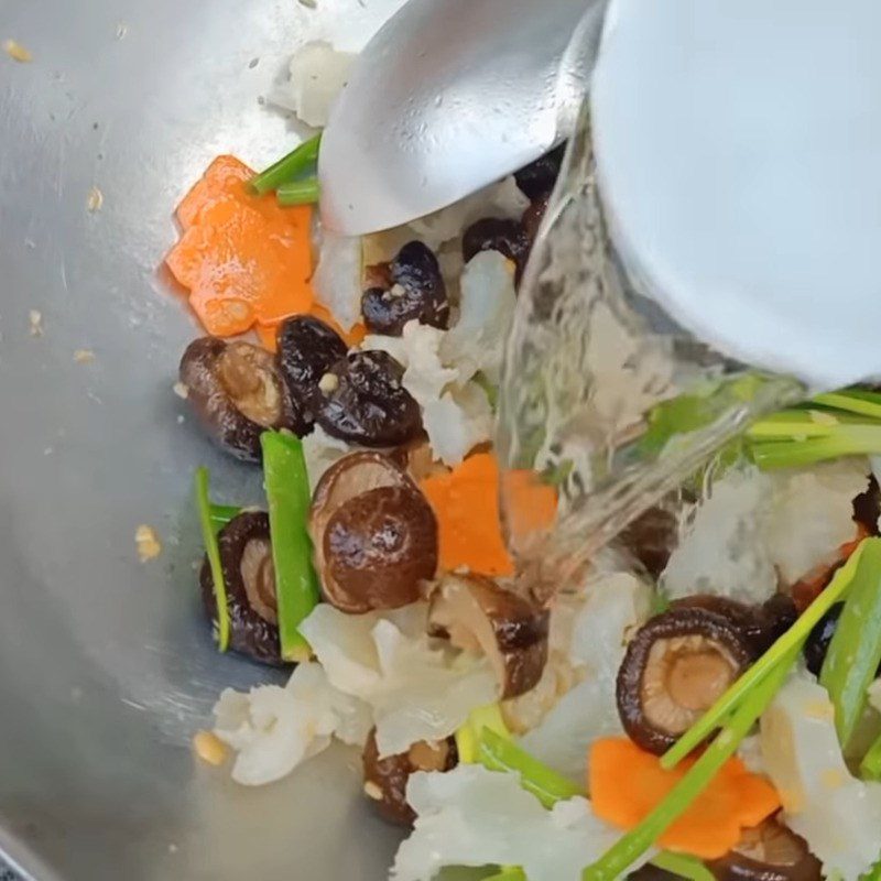 Step 3 Stir-fry the dish Beef tendon stir-fried with shiitake mushrooms