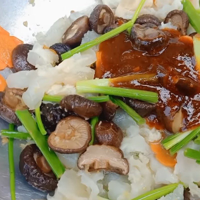 Step 3 Stir-fry the dish Beef tendon stir-fried with shiitake mushrooms