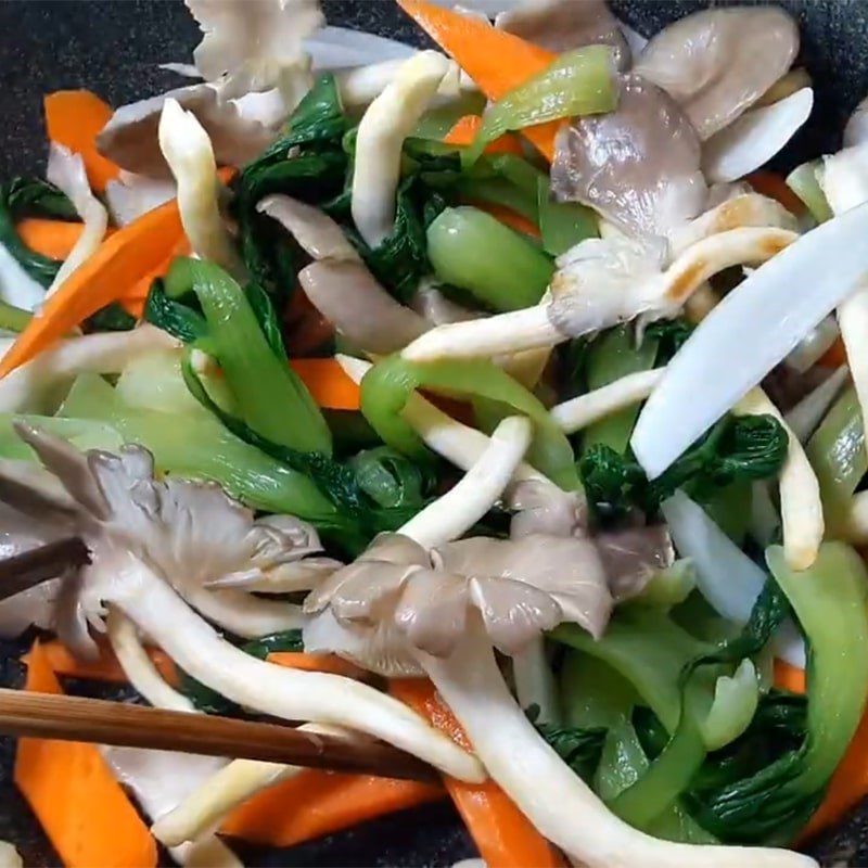 Step 4 Stir-fried bok choy with oyster mushrooms