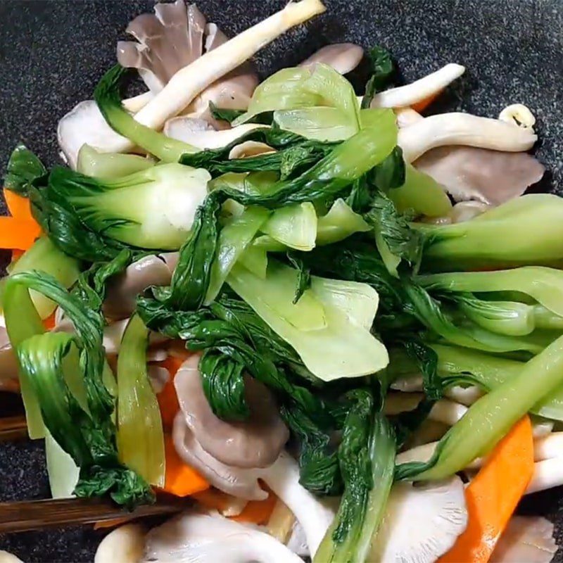 Step 4 Stir-fry bok choy with vegetables Bok choy stir-fried with oyster mushrooms