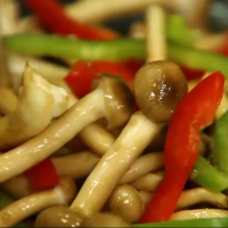 Step 2 Stir-fry the mushrooms with the bell peppers Stir-fried Ganoderma Mushrooms with Bell Peppers