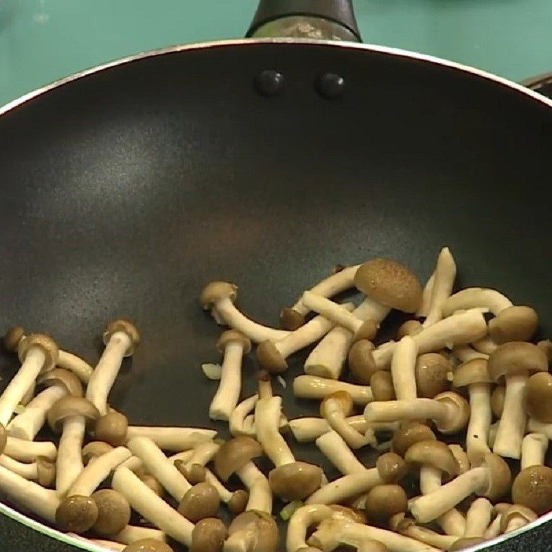 Step 2 Stir-fry the dish for Sour Starfruit Stir-fried Lingzhi Mushroom