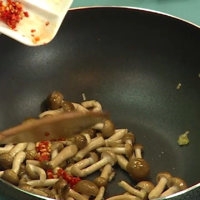 Step 2 Stir-fry the dish for Sour Starfruit Stir-fried Lingzhi Mushroom