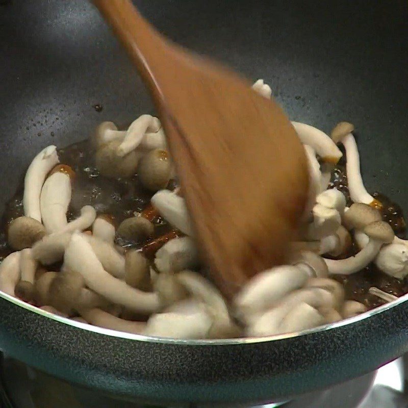 Step 3 Stir-fry mushrooms with chayote Stir-fried Lingzhi Mushroom with Chayote