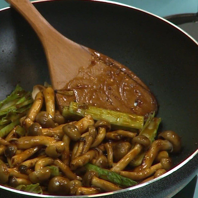 Step 3 Stir-fry mushrooms with chayote Stir-fried Lingzhi Mushroom with Chayote