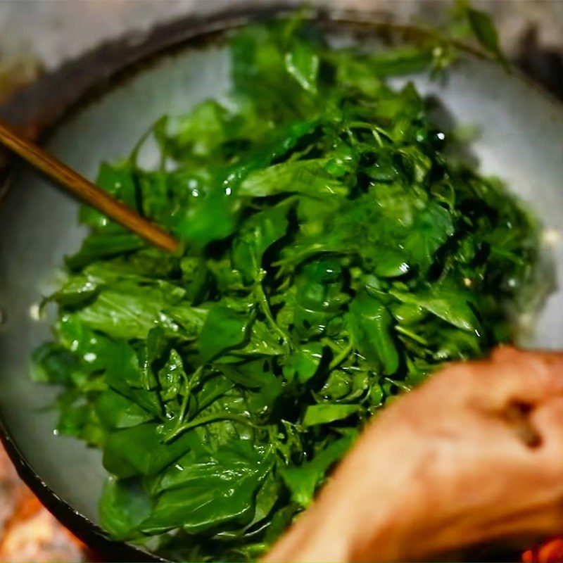 Step 2 Stir-fry the vegetables Stir-fried Purslane with garlic