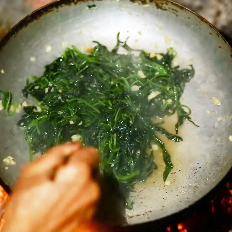 Step 2 Stir-fry the vegetables Stir-fried Purslane with garlic