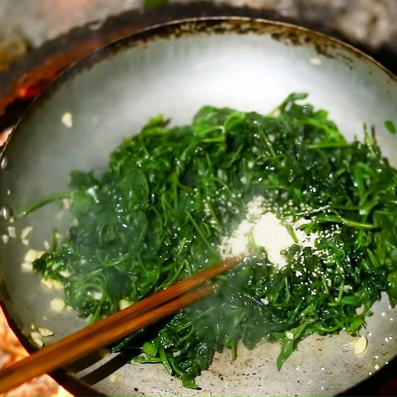 Step 2 Stir-fry the vegetables Stir-fried Purslane with garlic