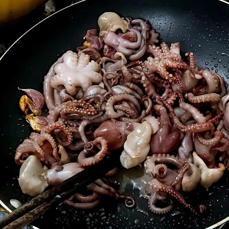 Step 3 Stir-fry squid with onions Stir-fried octopus with onions