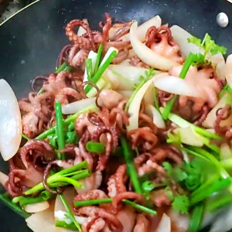 Step 3 Stir-fry squid with onions Stir-fried octopus with onions