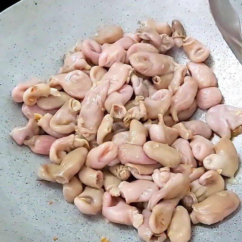 Step 3 Stir-frying the dish Sweet and sour basa fish stomach