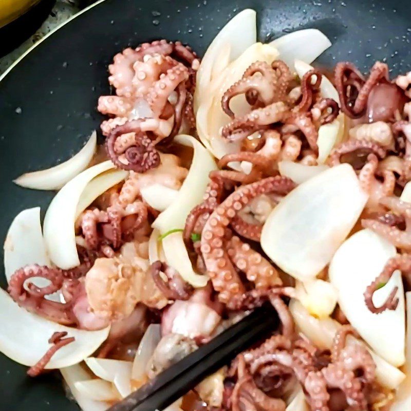 Step 3 Stir-fry squid with onions Stir-fried octopus with onions