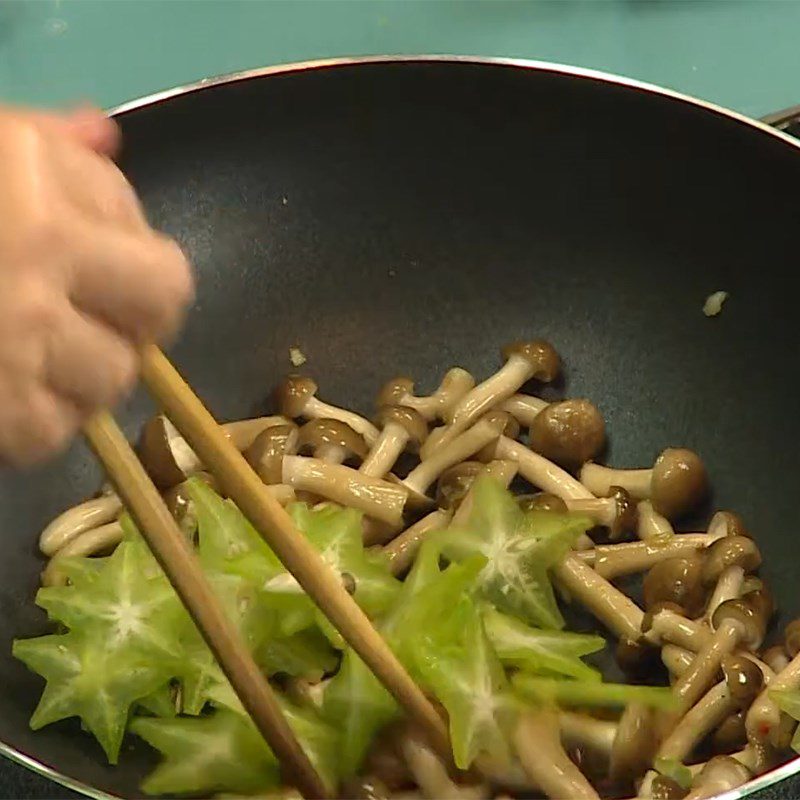 Step 2 Stir-fry the dish for Sour Starfruit Stir-fried Lingzhi Mushroom