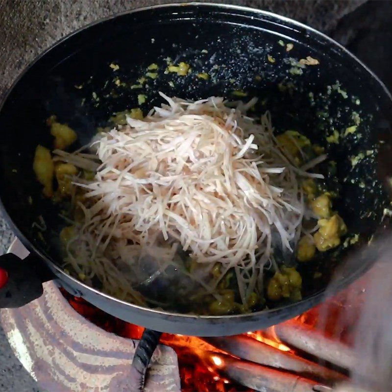 Step 3 Stir-fried dish Frog stir-fried with banana flower