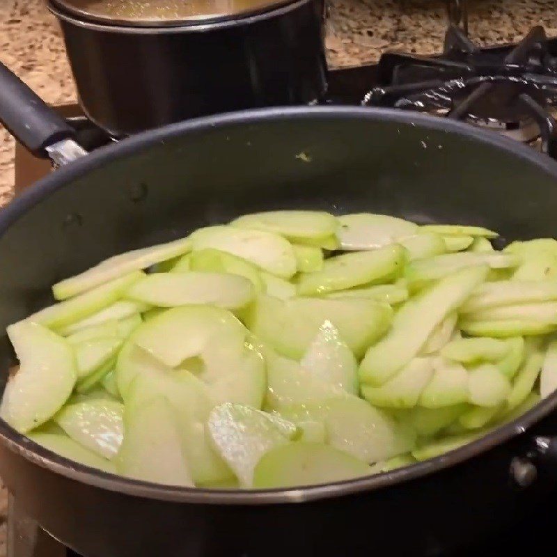 Step 3 Stir-fry the dish for stir-fried chayote with shrimp