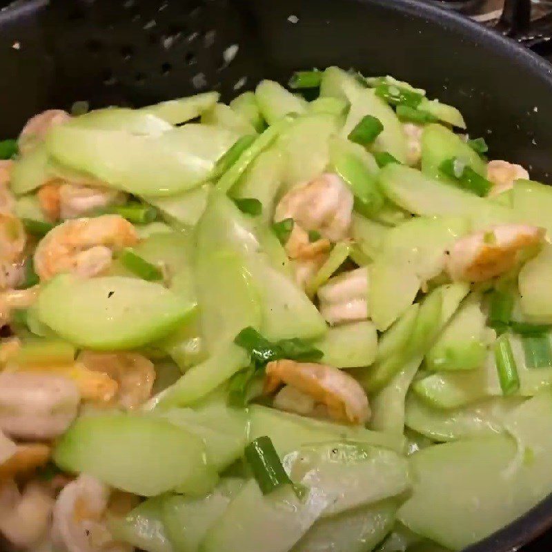 Step 3 Stir-fry the dish for stir-fried chayote with shrimp