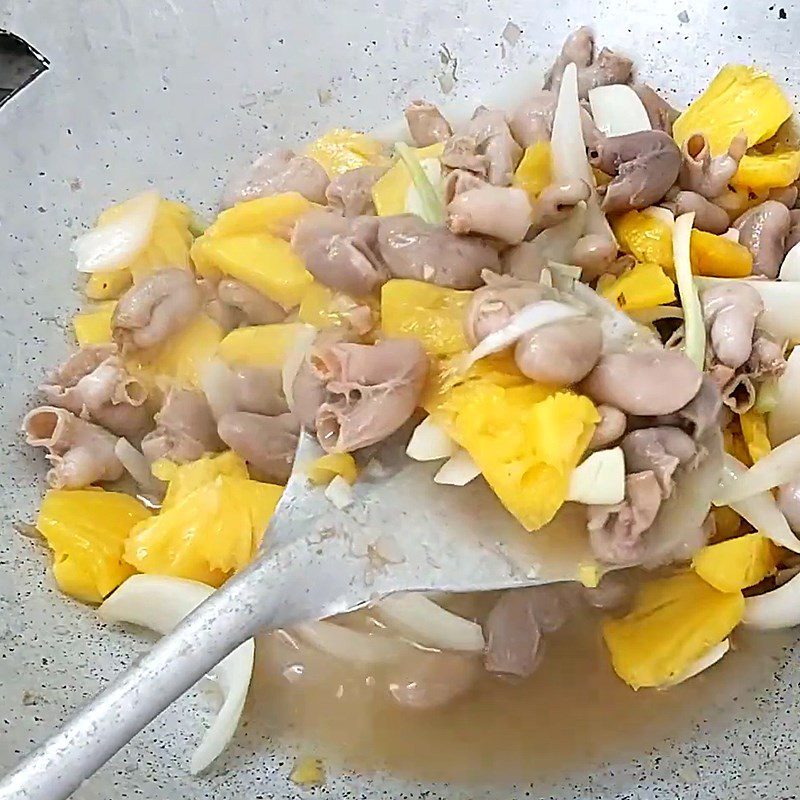 Step 3 Stir-frying the dish Sweet and sour basa fish stomach