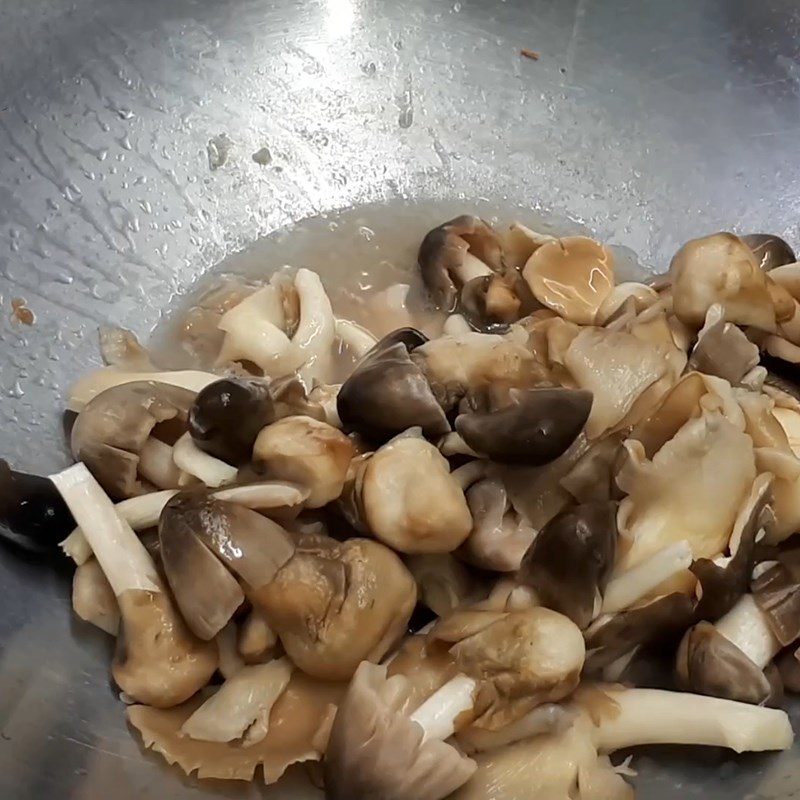 Step 3 Stir-fry the squid for Stir-fried squid with straw mushrooms and abalone