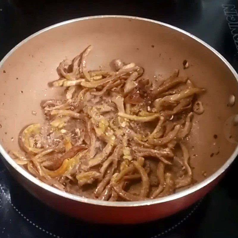 Step 4 Stir-fried Squid Squid sautéed with pineapple and onion