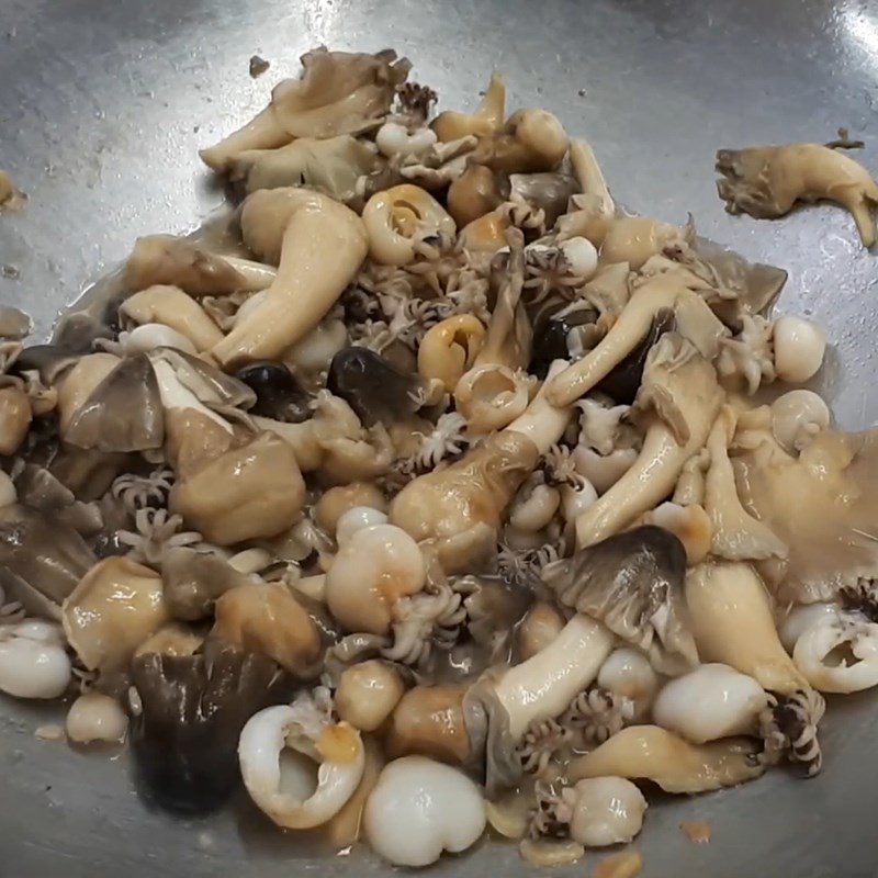 Step 3 Stir-fried squid with straw mushrooms and abalone mushrooms