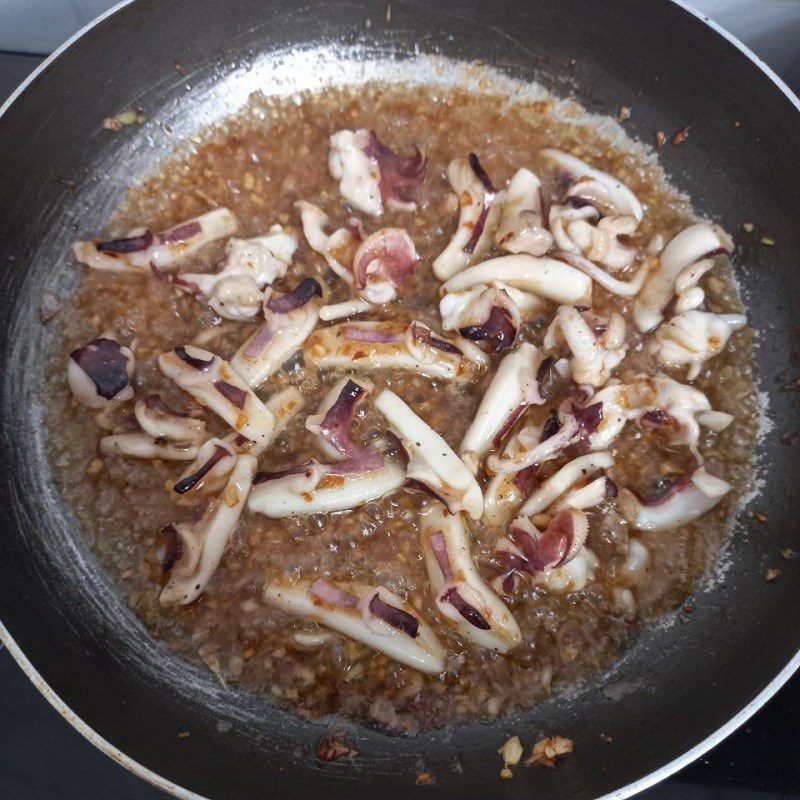 Step 3 Stir-fried squid with water lily flowers Stir-fried squid with water lily flowers