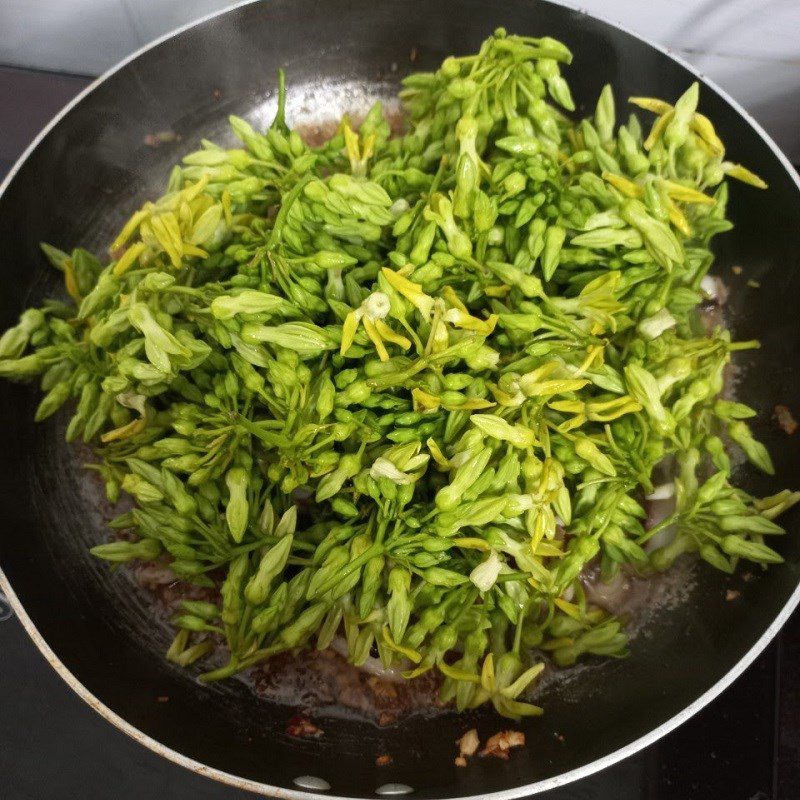 Step 3 Stir-fried squid with water lily flowers Stir-fried squid with water lily flowers