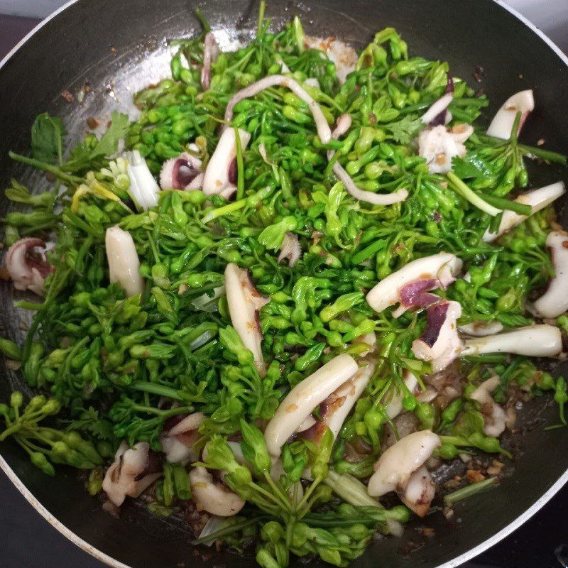 Step 3 Stir-fried squid with water lily flowers Stir-fried squid with water lily flowers