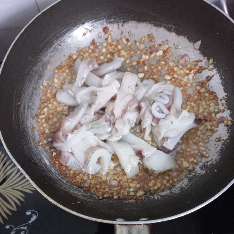 Step 3 Stir-fried squid with water lily flowers Stir-fried squid with water lily flowers